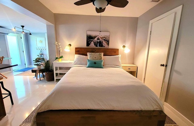 Lovely and comfy studio-Free parking and Laundry!