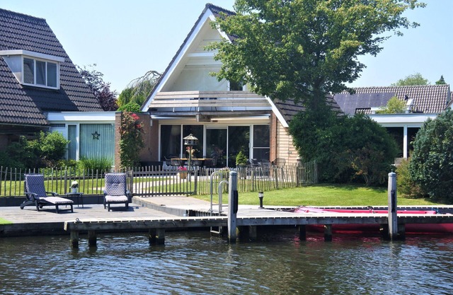 Lovely and cozy cottage centrally located on the water side in Friesland