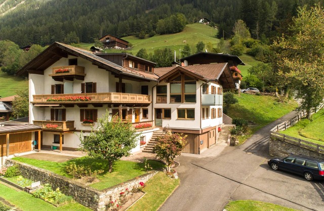Lovely apartment with balcony and ski storage
