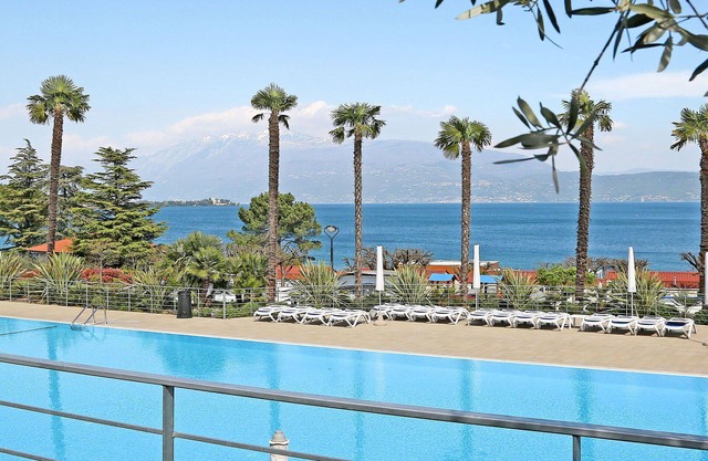 Lovely apartment for 4 people with WIFI, A/C, pool, TV, terrace and pets allowed