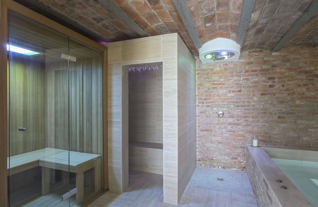 Lovely apartment for 4 people with hot tub, A/C, WIFI, pool, TV, patio, pets allowed and parking