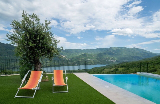 Lovely apartment for 4 guests with WIFI, A/C, pool, TV, balcony, pets allowed and parking
