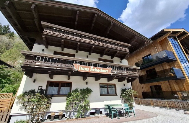 Lovely apartment for 8 people with WIFI, TV, balcony and parking