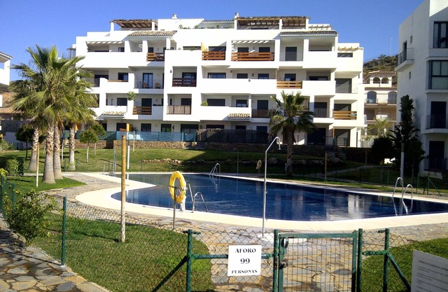 Lovely apartment in Alamar with pool, balcony & wi-fi. Short walk to the beach.