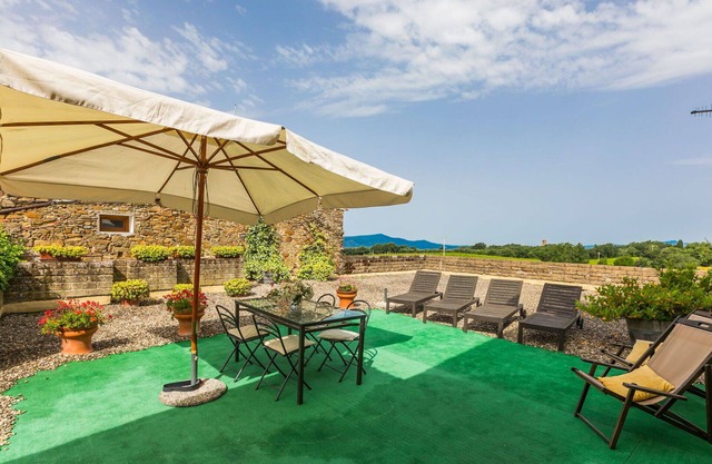 Lovely apartment in villa for 6 guests with pool, A/C, WIFI, patio and parking