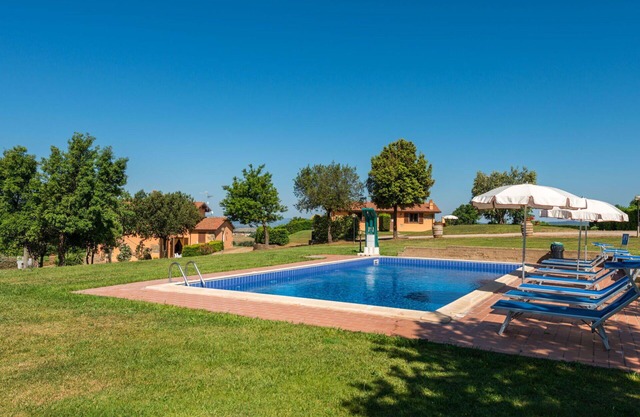Lovely apartment in villa with pool, A/C, WIFI, TV, terrace, pets allowed and parking