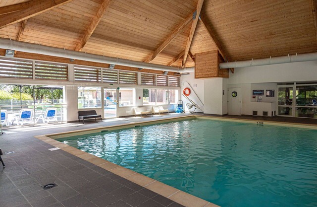 Lovely apartment in villa for 4 guests with pool, internet, TV, terrace and pets allowed