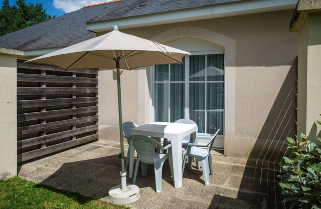 Lovely apartment in villa for 4 guests with internet, pool, TV, terrace and pets allowed
