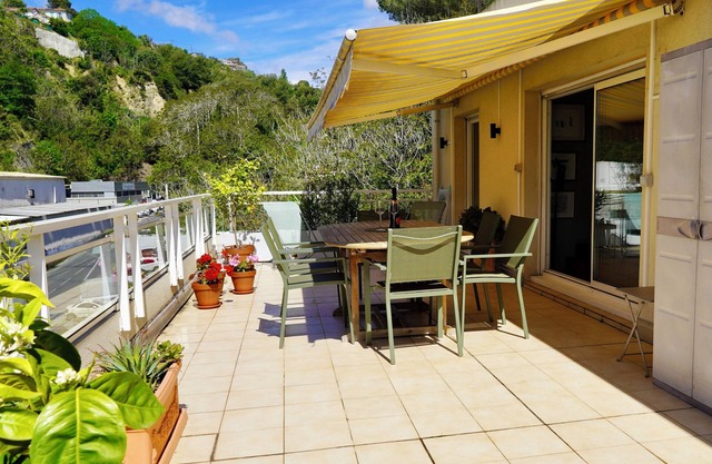 Lovely apartment with AC and a large terrace - pool in the residence.