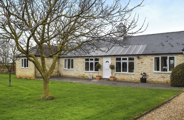 Lovely bright bungalow with amazing views across the open countryside.