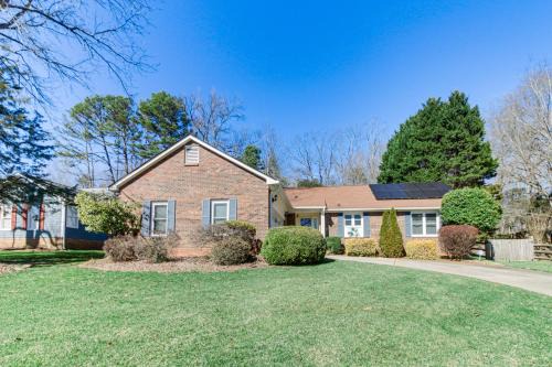 Lovely Charlotte Home with Yard 9 Mi to Uptown!