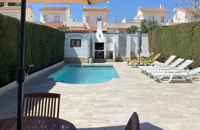 Lovely, comfortable house with garden and private pool
