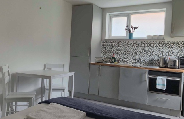 Lovely Cosy Studio with Garden and Parking