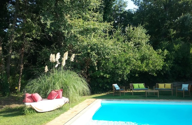 Lovely cottage, heated pool, large grounds