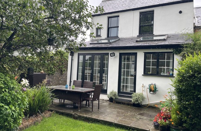 Lovely cottage, log fire & garden close to Charmouth beach on the Jurassic Coast
