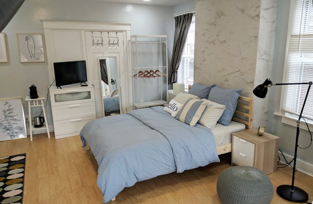 Lovely, cozy Beacon guest suite with portable kitchen in Squirrel Hill