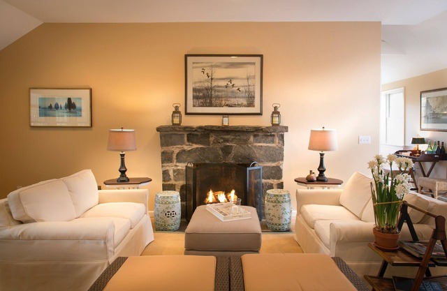 Lovely, cozy Cottage on a non working farm in a rural town. Quiet and private.