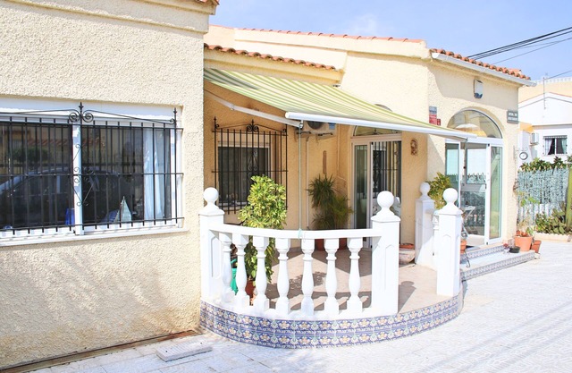Lovely Detached House Near Amenities, WIFI, Sat TV, Aircon, perfect for families