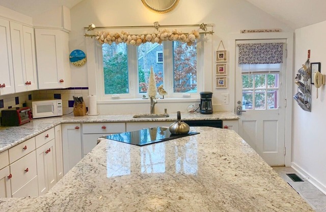 Lovely Dog Friendly Beach Home Close to Everything. Jan-April monthly discounts