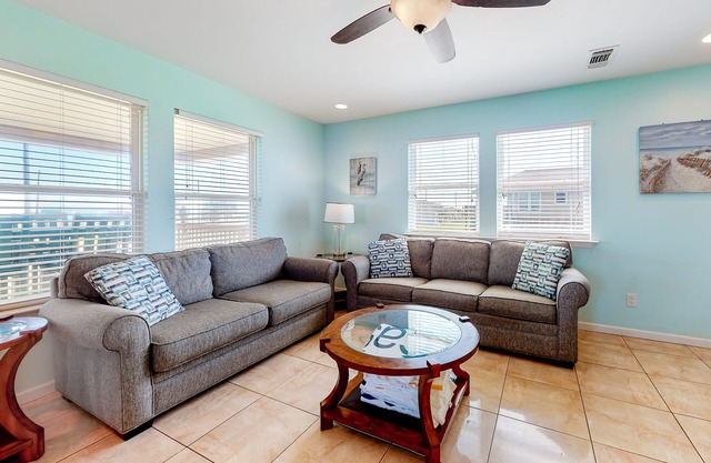 Lovely dog-friendly villa with great beach views & deck