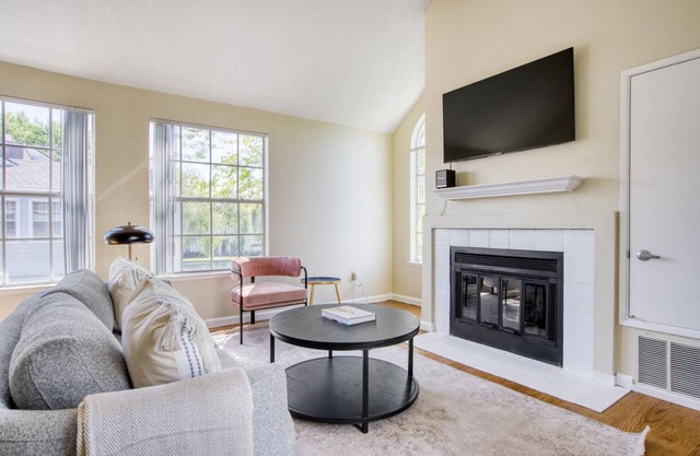 Lovely Foster City 2BR w/Gym, 2 Pools & W/D, near VISA, by Blueground