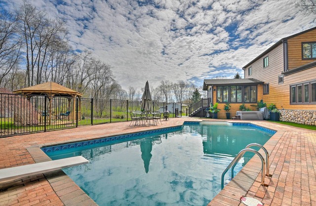 Lovely Highland Home w/Pool & Hot Tub!
