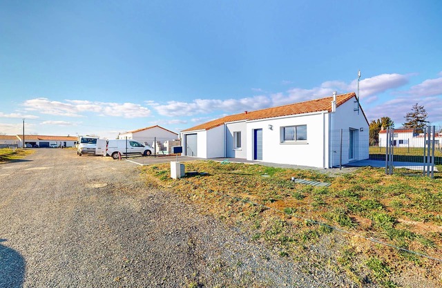 Lovely home in Les Magnils-Reigniers