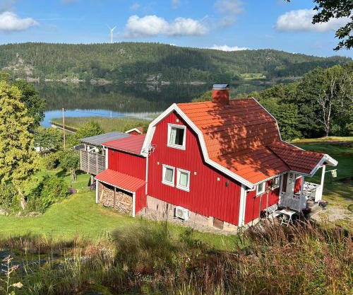 Lovely holiday house by a beautiful lake!