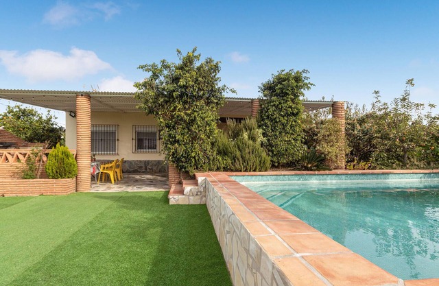 Lovely home in Almayate with Wi-Fi