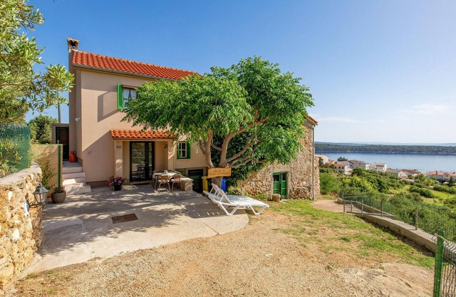 Lovely home in Banjol