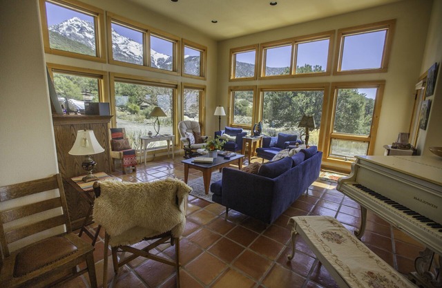 Lovely Home in Crestone (Great Views!)