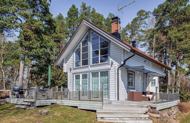 Lovely home in Hällekis with WiFi