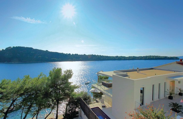 Lovely home in Karbuni with kitchen