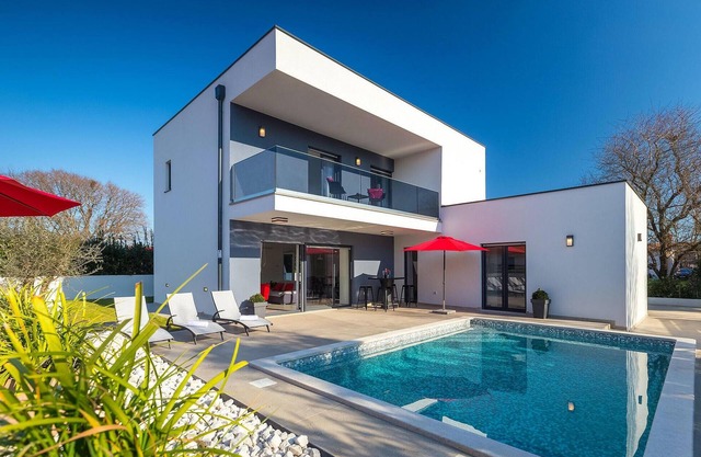 Lovely home in Liznjan