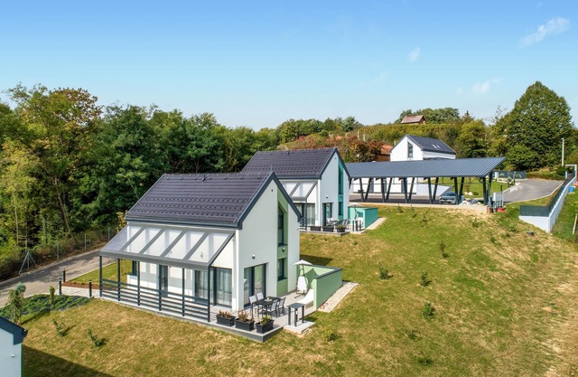Lovely home in Margecan with WiFi