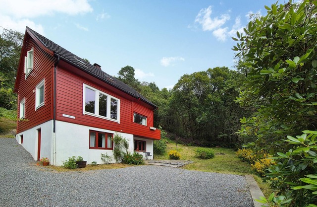 Lovely home in Masfjordnes with WiFi