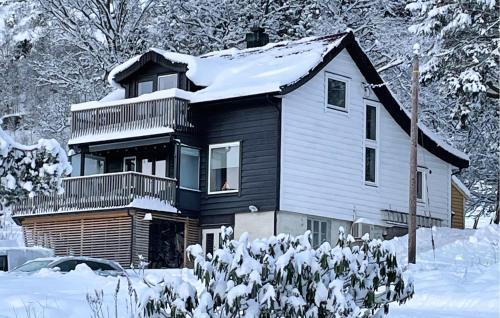 Lovely Home In Naustdal With Wifi