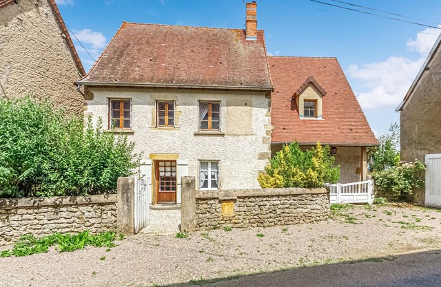 Lovely home in Oyé with kitchen