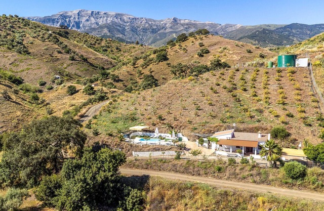 Lovely home in Sedella with WiFi