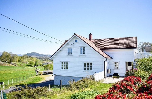 Lovely home in Valevåg with WiFi
