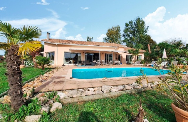 Lovely home in Virazeil