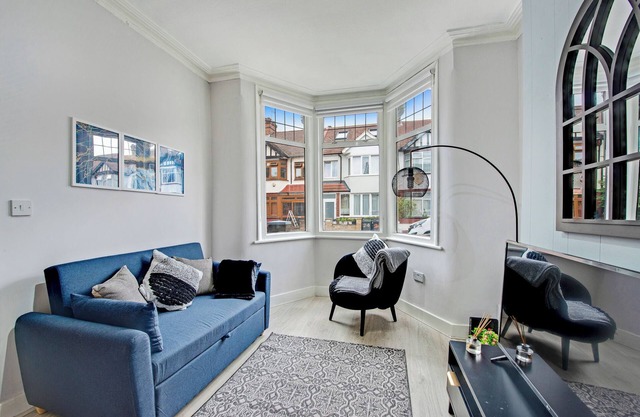 Lovely Home - Park Views & Ideal Transport Links