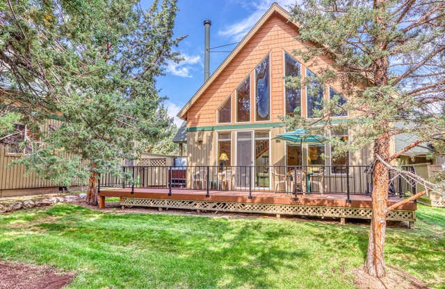 Lovely home with fireplace, deck, grill, shared pool, tennis, and hot tubs
