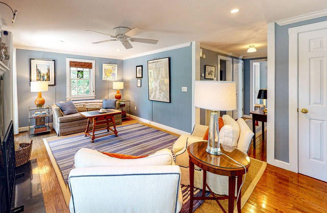 Lovely home within walking distance of the bay & dining