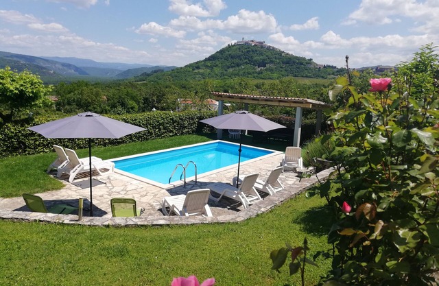 Lovely house for 8 person with pool