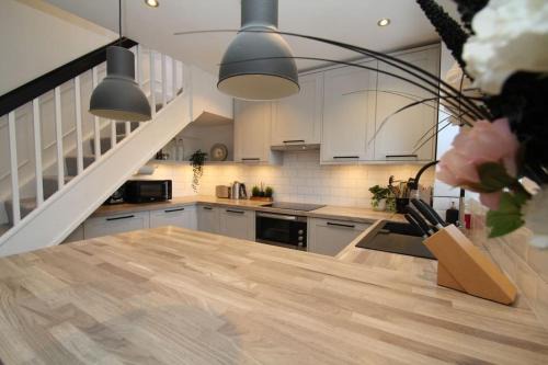 Lovely house overlooking field with woodland walks