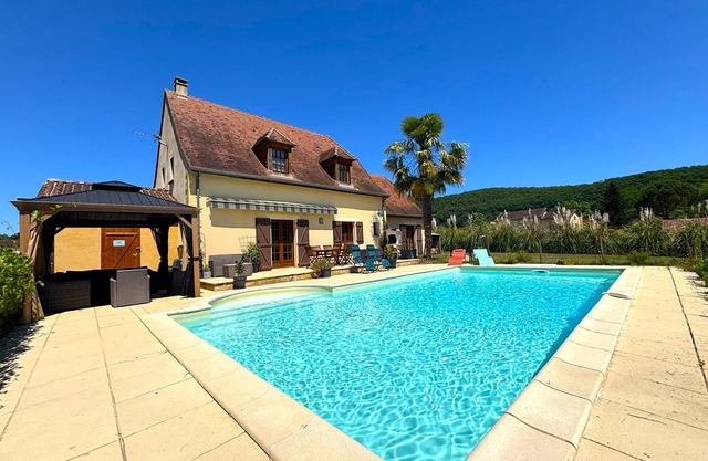 Lovely house with private pool and fenced garden in the heart of Black Périgord