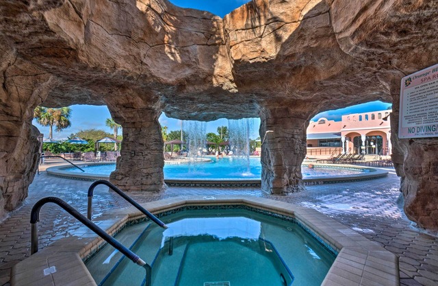 Lovely Lady Lake Home w/Resort Amenities & Lanai!