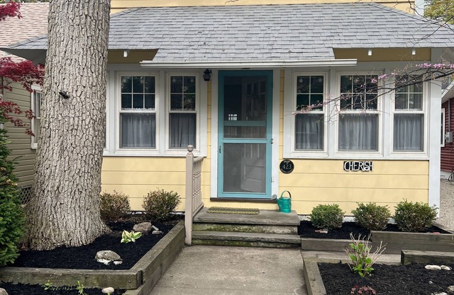 Lovely Lakeside Cottage! Sleep 11, easy parking, linens included!