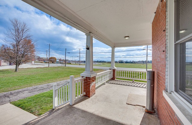 Lovely Lancaster Aptartment in Walkable Location!